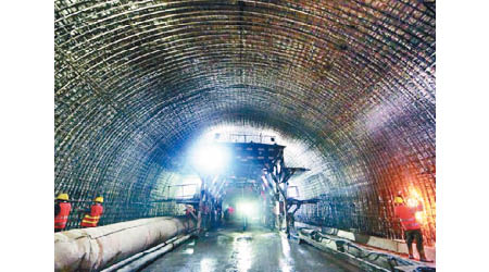 隧道穿越膠州灣海底。（互聯網圖片）