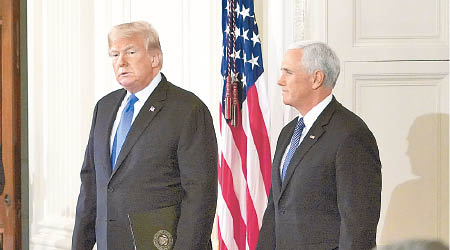 特朗普（左）與彭斯（右）在白宮舉行記者會。