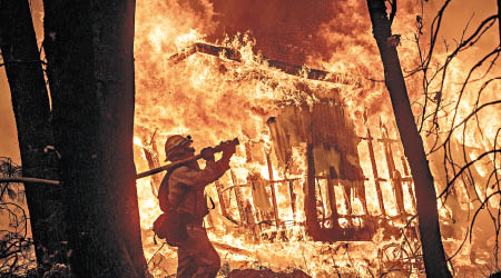 加州山火吞噬房屋，消防艱險救災。（美聯社圖片）