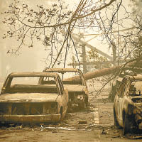 災場沿路可見焚毀的廢棄汽車支架。（美聯社圖片）