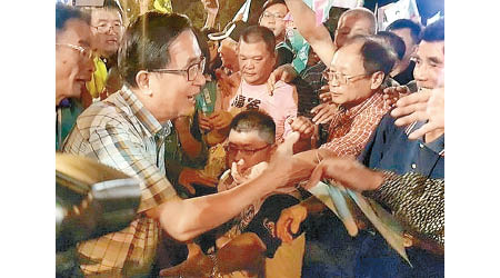陳水扁與支持者握手。（中時電子報圖片）