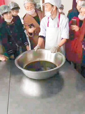 家長揭發小學食堂用萬年油煮食。（互聯網圖片）