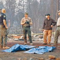 救援人員在被燒毀的房屋附近發現遺體。