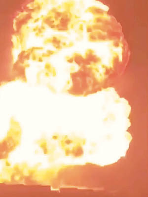 現場冒出巨型火球。（互聯網圖片）