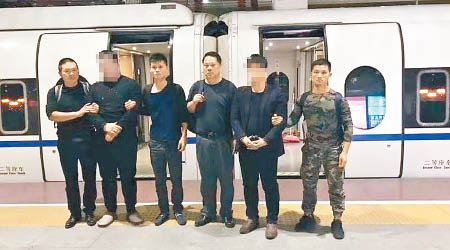 其中兩名主要疑犯（左二及右二）被押回深圳。