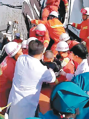大廣高速公路連環車禍，救援人員搶救傷者。