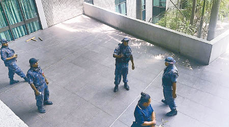 警方及士兵在國會外戒備。（美聯社圖片）