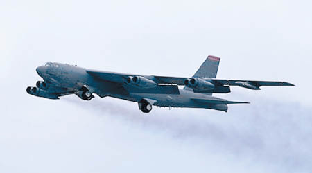 美軍B52H戰略轟炸機飛入南海。（設計圖片）