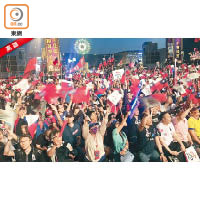 韓國瑜的支持者手持大會派發的高雄市旗。（郭良傑攝）
