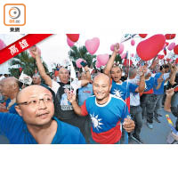 韓國瑜的支持者，組成「禿頭團」手持氣球進場打氣。（郭良傑攝）