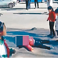 學童過馬路時，被房車撞倒在地。（互聯網圖片）