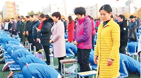 學校安排學生集體向父母下跪叩頭感恩。（互聯網圖片）