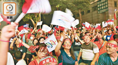 支持者見到韓國瑜拉開領先幅度後，搖旗吶喊。（郭良傑攝）