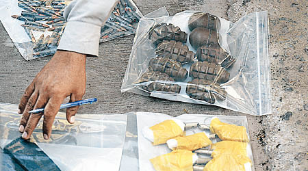 巴基斯坦警方檢獲多個手榴彈。（美聯社圖片）
