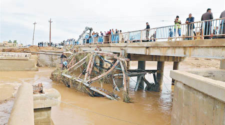 橋樑在洪災中斷裂。（互聯網圖片）