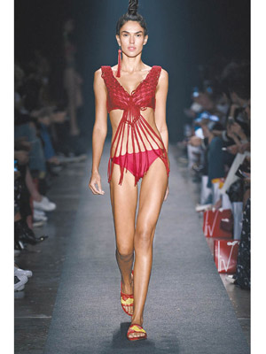 模特兒穿上鮮紅泳裝，意態誘人。