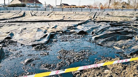 數萬噸油渣被傾倒坑塘。（互聯網圖片）