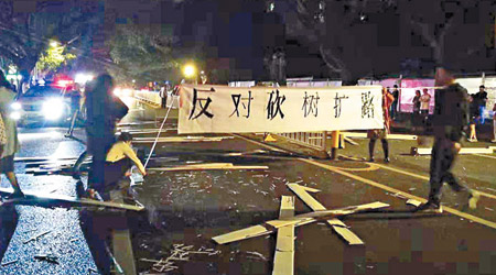 示威<br>深圳數百人示威，遭警武力驅散，傳多人受傷。（互聯網圖片）