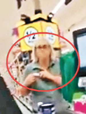 女職員（紅圈示）搶走華裔女顧客手中的奶粉。（互聯網圖片）