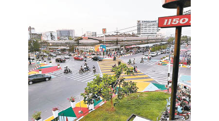 泰國版的「涉谷十字路口」位於烏隆府車站前的中央廣場。