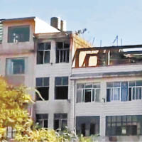 有市民拍下失火住宅的照片，火場樓頂被火燒到熏黑。