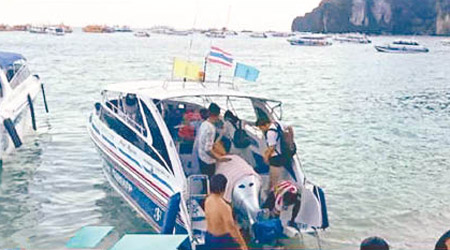 女遊客受傷後被救上遊艇。（互聯網圖片）