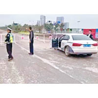 涉事的私家車印有「海關」字樣。（互聯網圖片）