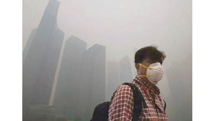 內地霧霾天氣嚴重，民眾戴口罩外出。（互聯網圖片）