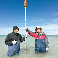 科研人員在鹽湖淹沒區測量水位。（互聯網圖片）