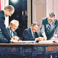 時任蘇聯領導人戈爾巴喬夫（左二）與美國總統列根（右二）簽署《中程導彈條約》。