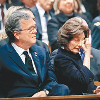 老布殊兒子杰布‧布殊（左）的妻子（右）不禁拭淚。