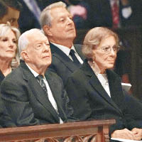 前總統卡特夫婦（前排）出席國葬。