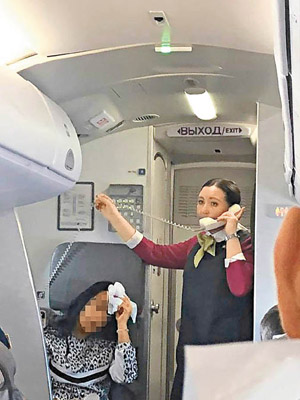 有女乘客不適，需冷敷頭部降溫。（互聯網圖片）
