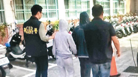 兩名涉詐騙案疑犯被警方帶走調查。（互聯網圖片）