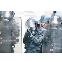 面對大批示威者，法國警員擎槍戒備。