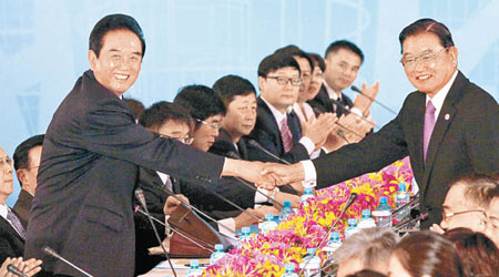 陳雲林（左）與江丙坤（右）於二○一二年在台北會談時握手。