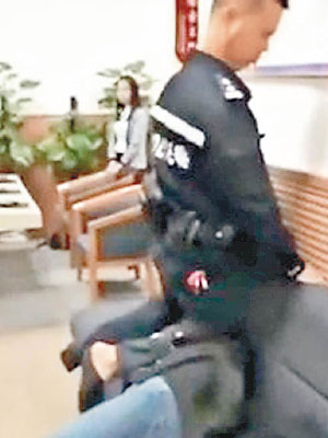 男警以膝跪壓女子頸部。（互聯網圖片）