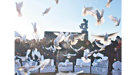 揭幕儀式上放和平鴿。