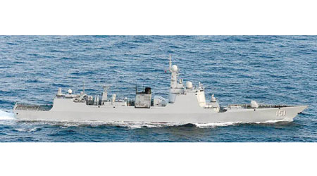 日本防衞省發布照片顯示，052C導彈驅逐艦鄭州號穿越宮古海峽。（互聯網圖片）