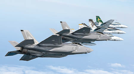 F-35A（左一及左二）飛抵澳洲。