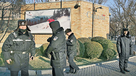 公安在加拿大駐北京大使館外巡邏。（美聯社圖片）