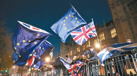 民眾在國會外揮舞英國國旗及歐盟旗。