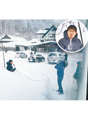網友拍攝的照片中，可見記者（圓圖）半埋在雪堆中。（電視畫面）