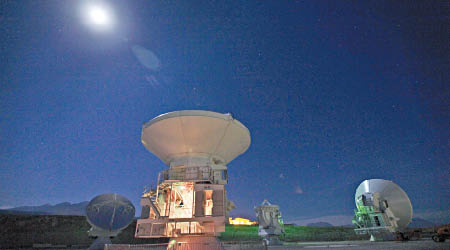 天文學家以巨型望遠鏡觀察恒星。（美聯社圖片）