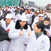 大批工人走出廠外遊行。（互聯網圖片）