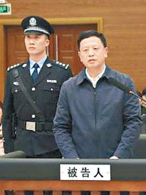 王曉光（右）當庭認罪。