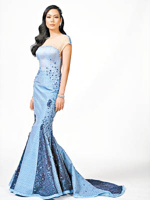 索菲達代表泰國參加環球小姐，其晚禮服遭批評醜樣。（互聯網圖片）