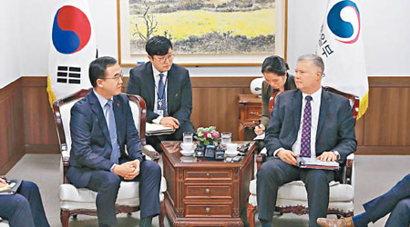 比甘（右）到訪南韓，與統一部長趙明均（左）會面。（互聯網圖片）