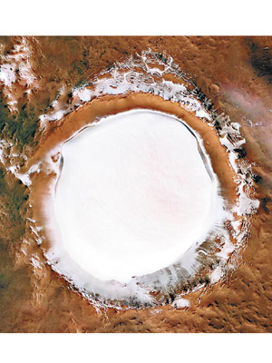 科羅廖夫火山湖十分巨大。