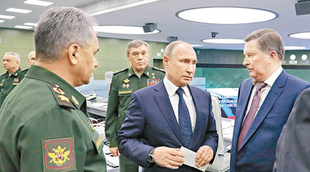 俄羅斯總統普京（中）亦視察新型高超音速武器測試。